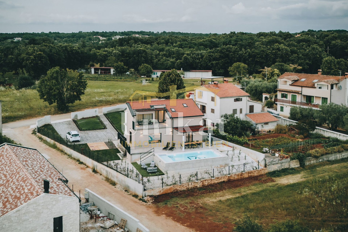 Samostojna hiša s bazenom - 17 km od morja